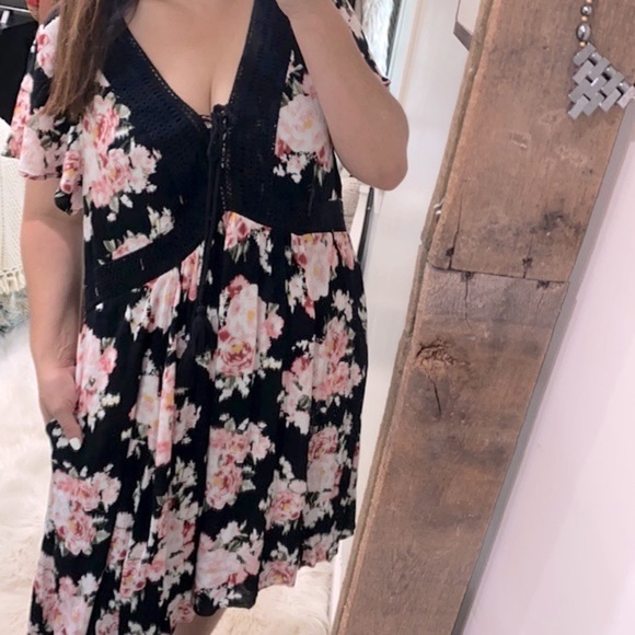 Torrid floral dress with pockets size 2X - Picture 4 of 9
